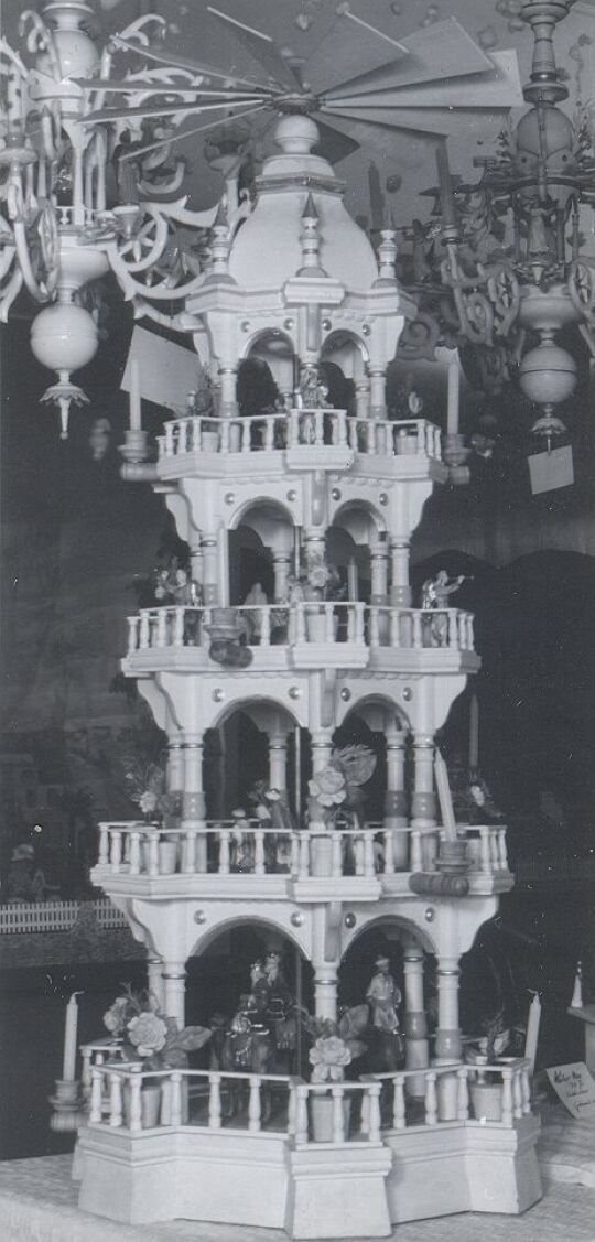 Pyramide in der Schnitzerausstellung Gelenau 1954