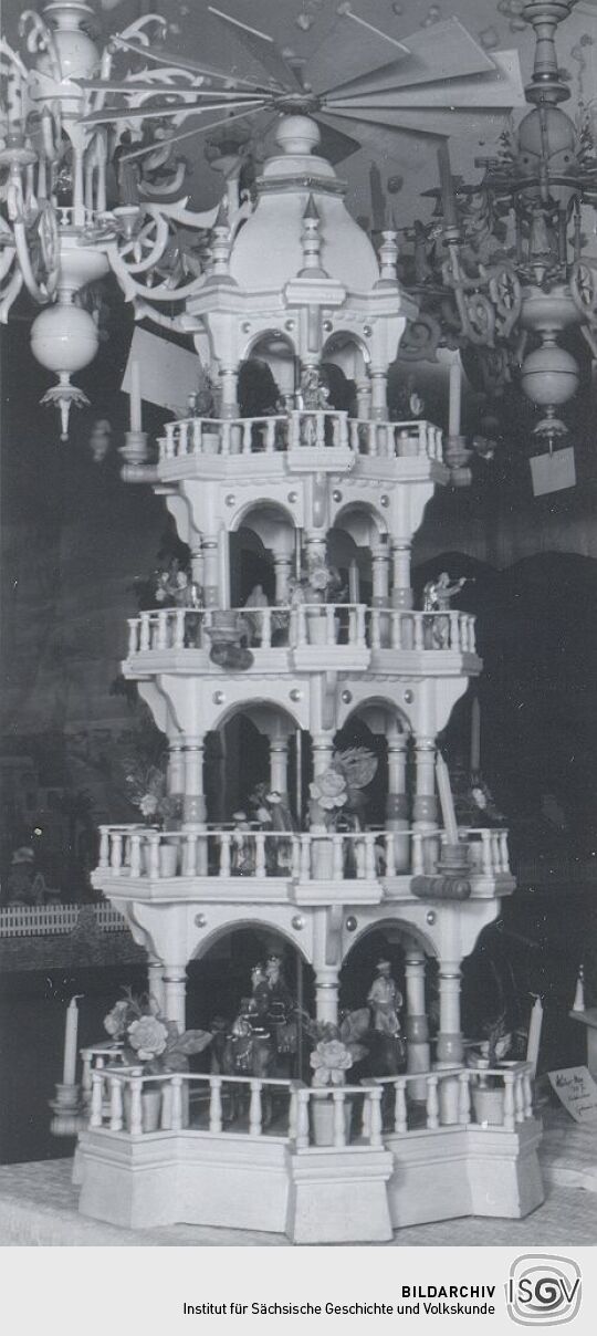 Pyramide in der Schnitzerausstellung Gelenau 1954