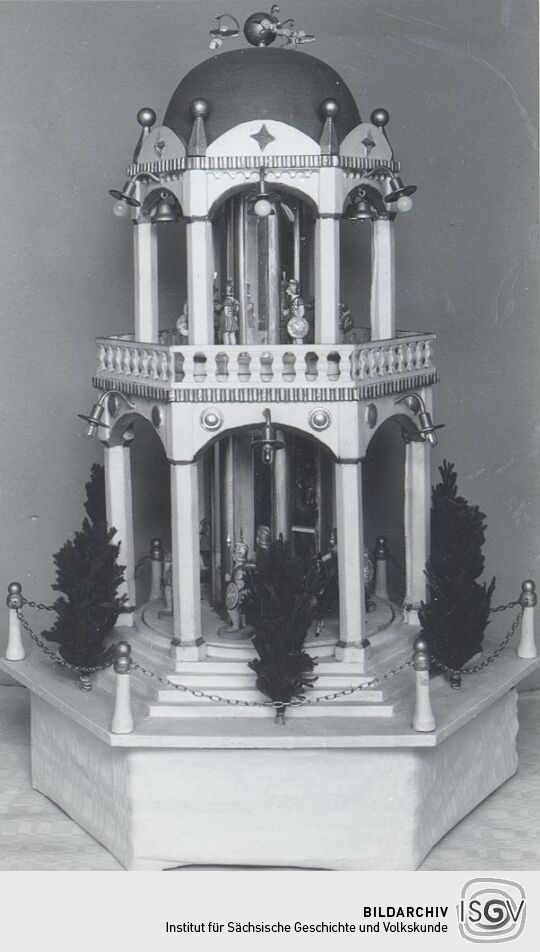 Pyramide in der Schnitzerausstellung Gelenau 1954