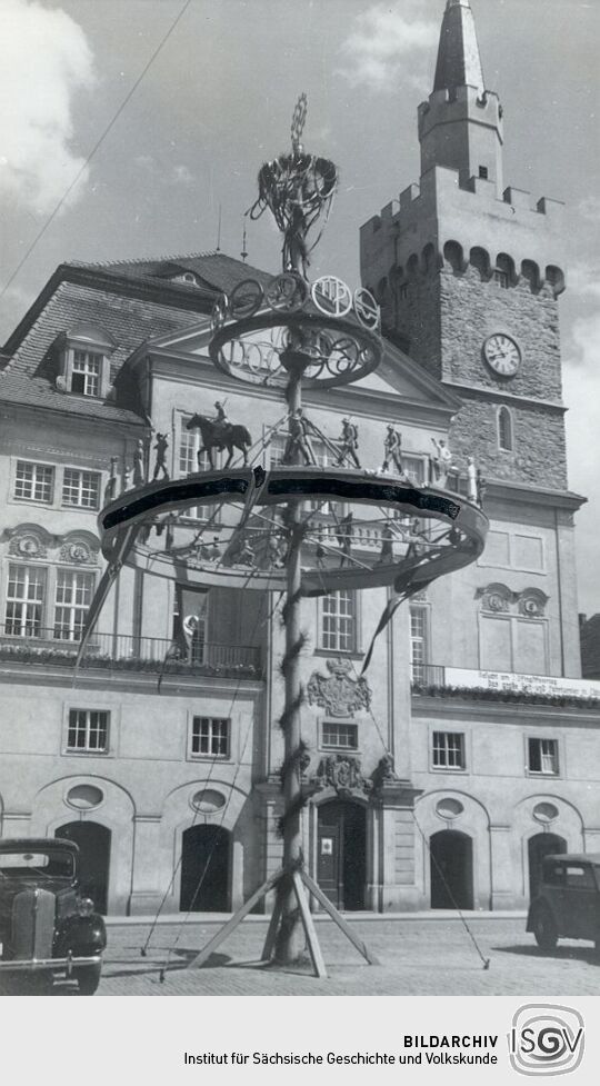 Maibaum vor dem Rathaus Löbau