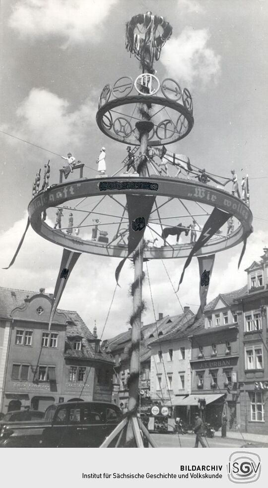 Maibaum vor dem Rathaus Löbau