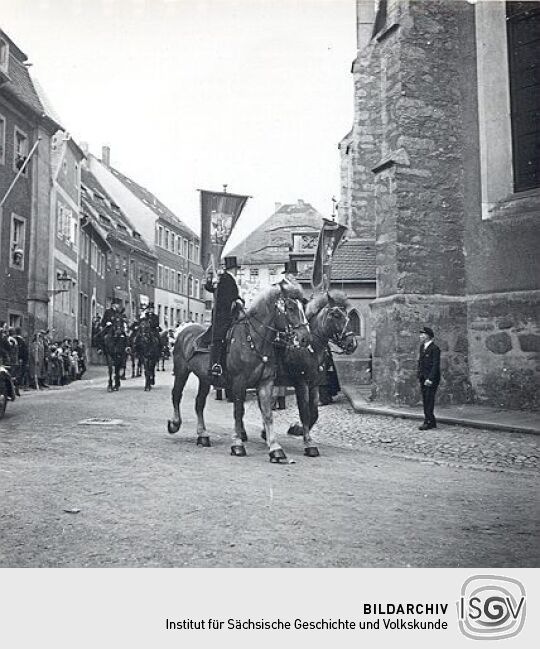 Osterreiter mit Kirchenbanner