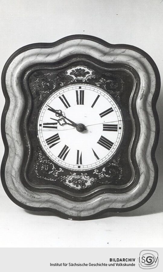 Uhr mit Hinterglas-Dekor auf dem Zifferblatt
