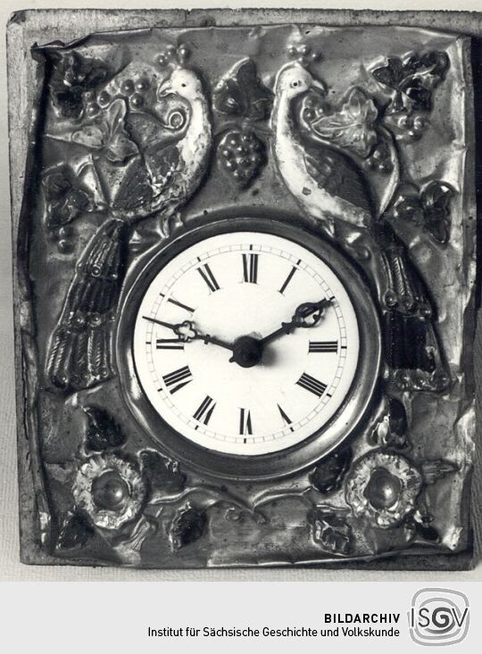 Zifferblatt einer Uhr aus vogtländischer Bauernstube