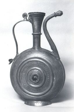 Bild: Zinnkrug in der bulgarischen Volkskunstausstellung in Leipzig