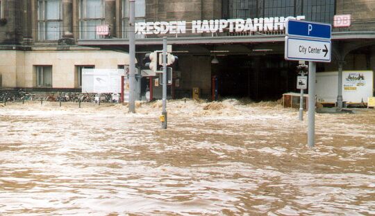 Dresdner Hauptbahnhof während des Weißeritz-Hochwassers