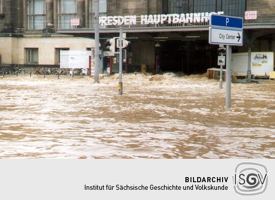 Dresdner Hauptbahnhof während des Weißeritz-Hochwassers