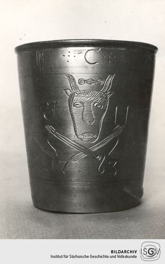 Becher mit dem Zunftzeichen der Fleischer