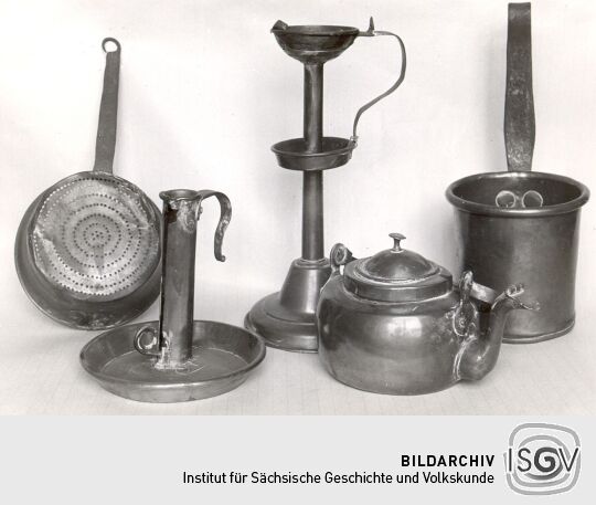 Sieb, Leuchter, Lampe, Wasserkessel und Schöpfkübel aus Kupfer