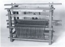 Bild: Arbeit am Schaftwebstuhl