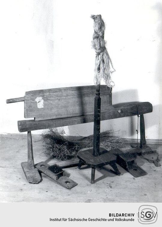 Flachsbreche, Flachshechel und Spinnrocken