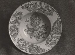 Bild: Verzierter Teller aus dem Stadtmuseum Zittau