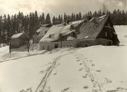 Bild: Dorfstraße und Wohnhaus