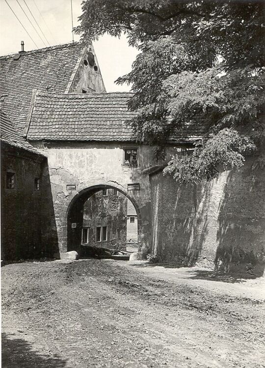 Toreinfahrt in Borthen