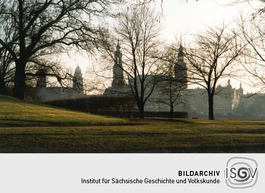 Blick von der Neustädter Seite auf Schloß und Hofkirche in Dresden