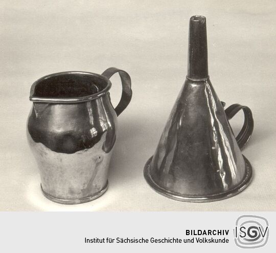 Henkelkrug und Trichter aus dem Kreismuseum Plauen