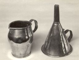 Bild: Henkelkrug und Trichter aus dem Kreismuseum Plauen