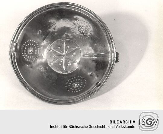 Oberteil einer Messingdose aus dem Heimatmuseum Oschatz