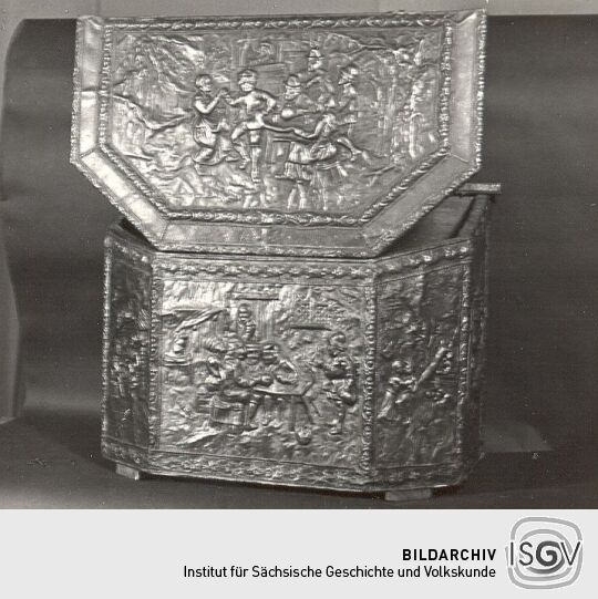 Holzkasten mit Messingblech beschlagen aus dem Heimatmuseum Hoyerswerda
