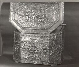 Bild: Holzkasten mit Messingblech beschlagen aus dem Heimatmuseum Hoyerswerda