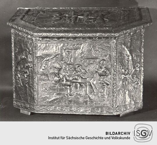 Holzkasten mit Messingblech beschlagen aus dem Heimatmuseum Hoyerswerda