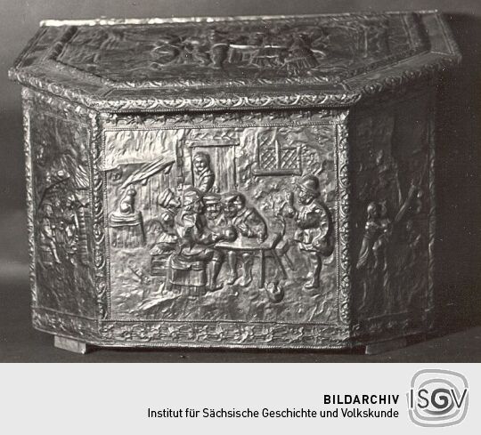 Holzkasten mit Messingblech beschlagen aus dem Heimatmuseum Hoyerswerda