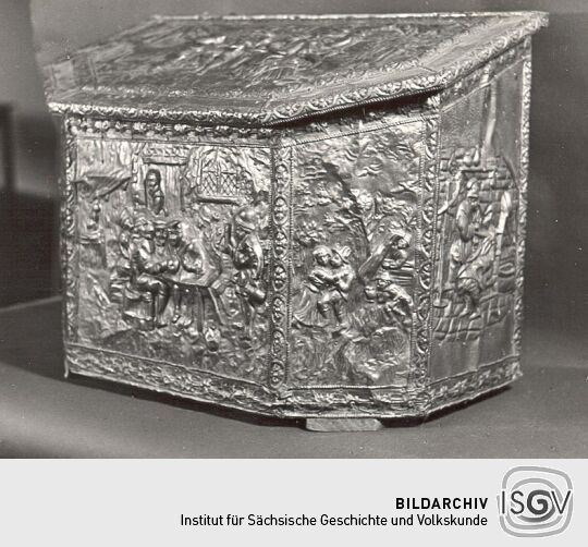 Holzkasten mit Messingblech beschlagen aus dem Heimatmuseum Hoyerswerda