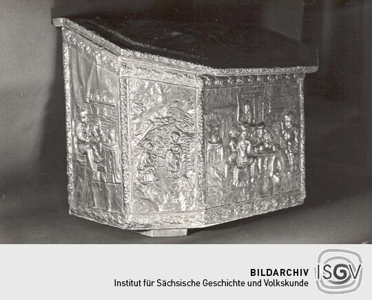 Holzkasten mit Messingblech beschlagen aus dem Heimatmuseum Hoyerswerda