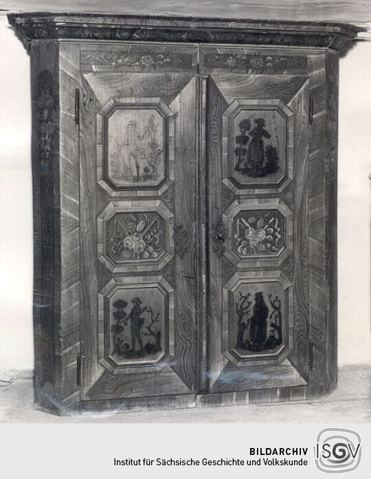 Doppeltüriger Kastenschrank
