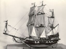 Bild: Schnitzarbeit ausgestellt auf der Dresdner Weihnachtsausstellung1952