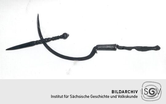 Sichel und Bindestock aus vogtländischem Bauernanwesen