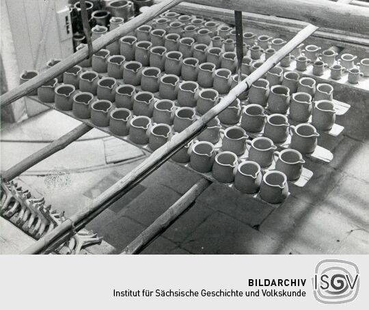 Lufttrocknen von Tontöpfen nach der Glasur