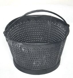 Bild: Färbekorb zum Einfärben des Garns