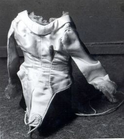 Bild: Puppenkleid im Stadtgeschichtlichen Museum Leipzig