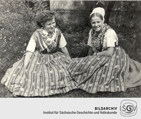 Sorbische Mädchen aus Seidewinkel in Festtracht