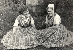 Bild: Sorbische Mädchen aus Seidewinkel in Festtracht