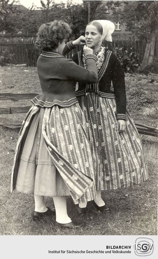Sorbische Mädchen aus Seidewinkel in Festtracht