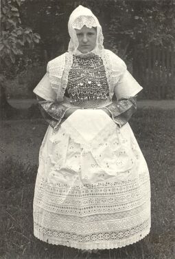 Bild: Sorbische Tracht der Brautmutter