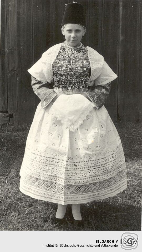 Brautjungfer aus Seidewinkel in Tracht