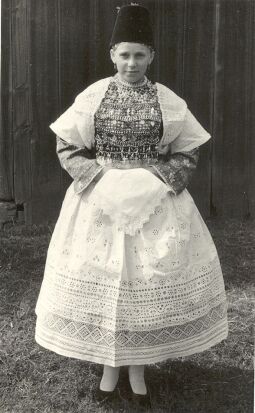 Bild: Brautjungfer aus Seidewinkel in Tracht