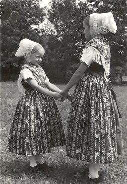 Bild: Mädchen aus Seidewinkel in sorbischer Festtracht