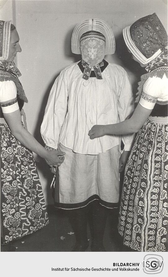 Ankleiden des Bescherkindes in Trebendorf