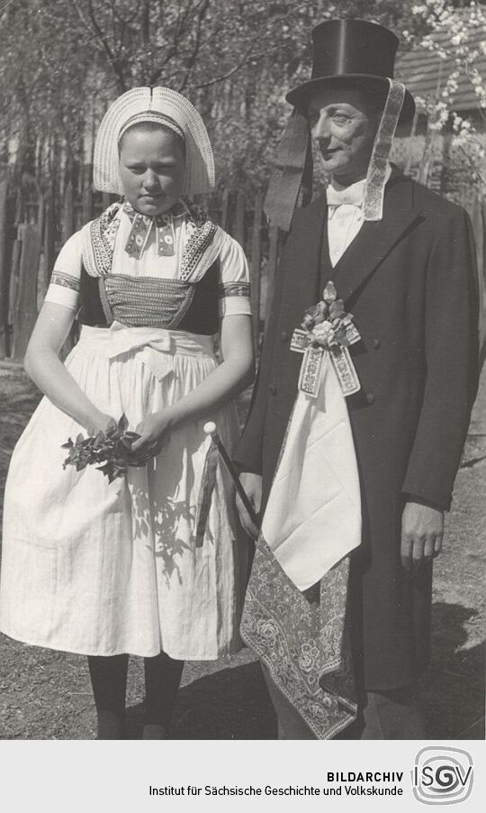 Brautjungfer aus Trebendorf mit Begleiter in Trachtkleidung