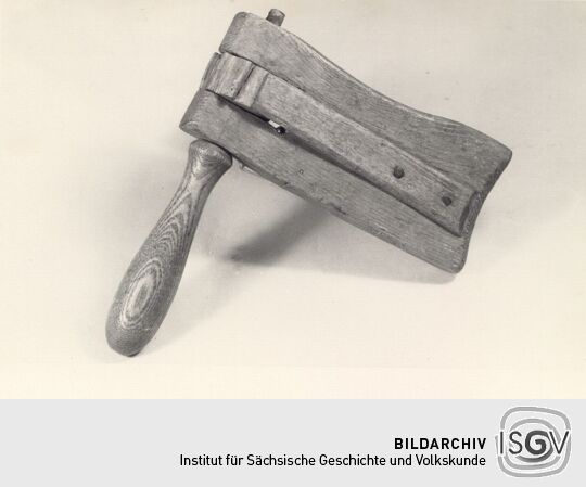 Brezelschnarre im Museum Borna