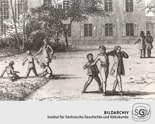 Knaben auf dem Schulhof