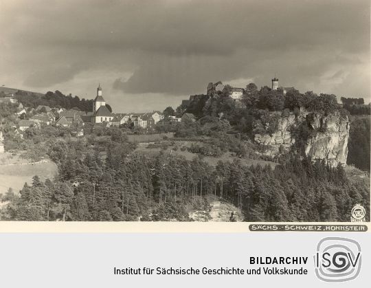 Postkarte: Blick über das Polenztal und Burg Hohnstein