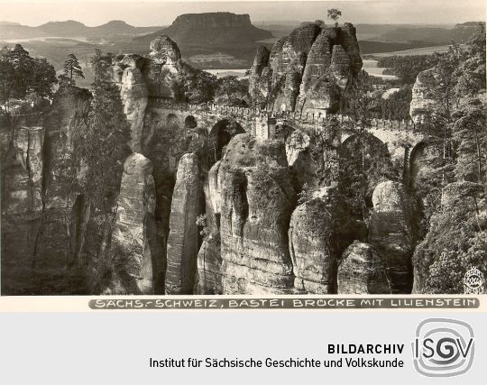 Postkarte: Blick über die Basteibrücke nach dem Lilienstein