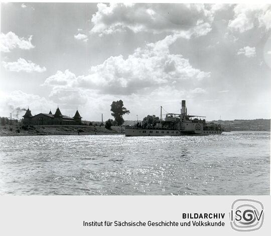 Elbdampfer an der Pirnaer Schützenwiese