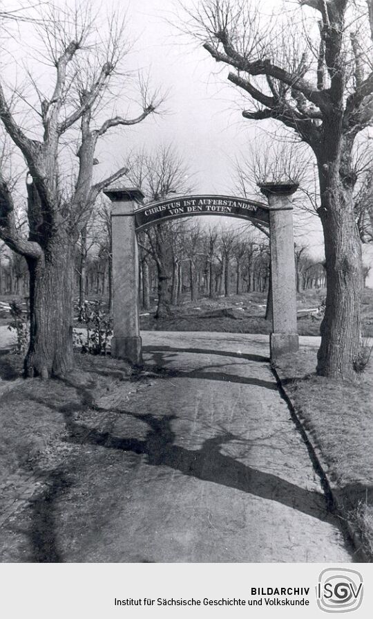 Friedhofstor mit Inschrift in Herrnhut