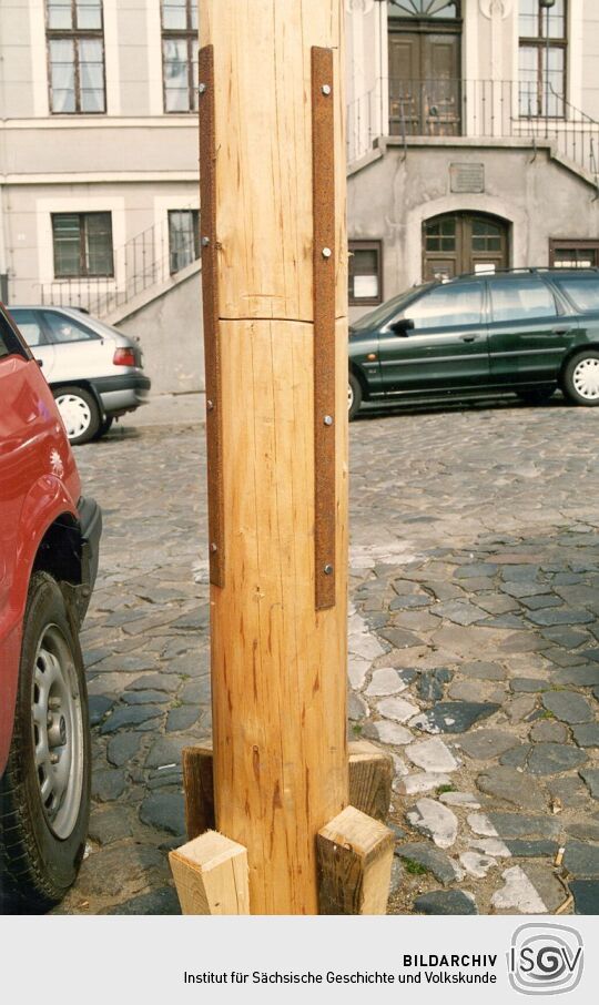 Angesägter Maibaum in Bischofswerda